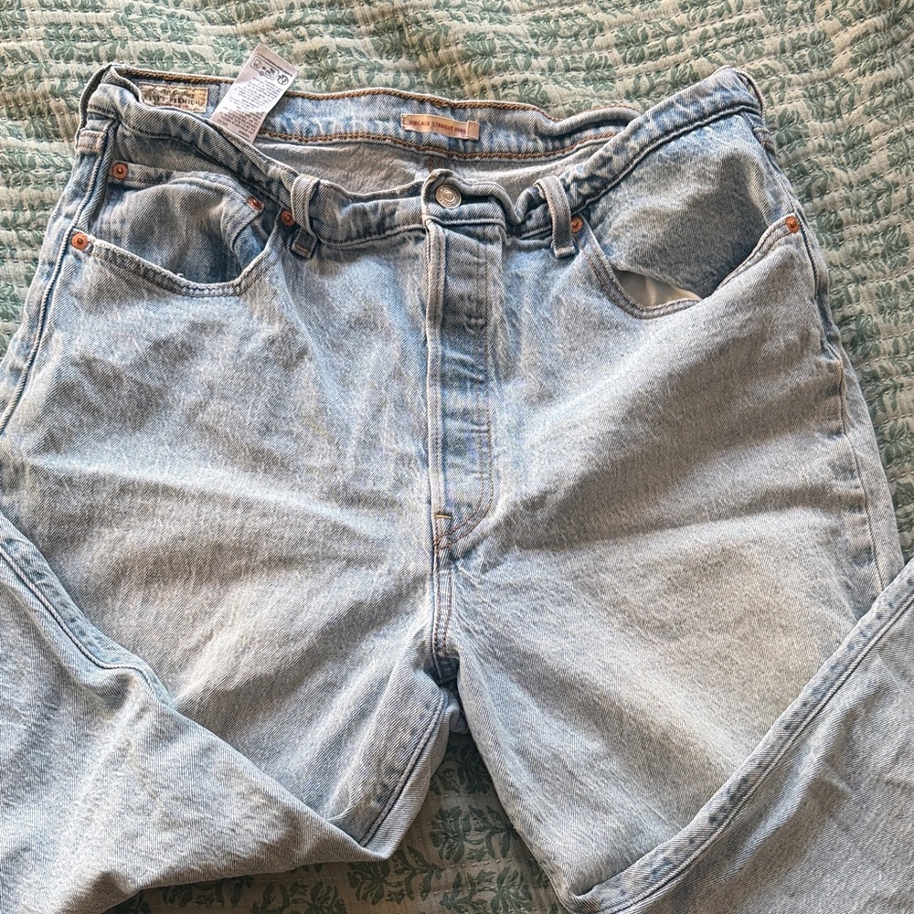 Levi's Women's Light Blue Relaxed Jeans